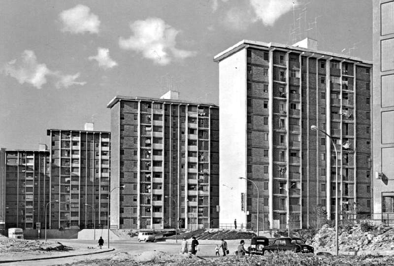 Fotografia del barri de Sant Ildefons a Cornellà del Llobregat als anys 60, en http://blog.xarxa-omnia.org/sanfeliusantildefons/files/2011/03/Ildefons1960.jpg "IL.lustració"